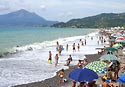 Belebter Strand in Villammare